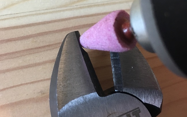 grinding out a portion of the cutting blades to cut overlapping chainmail rings