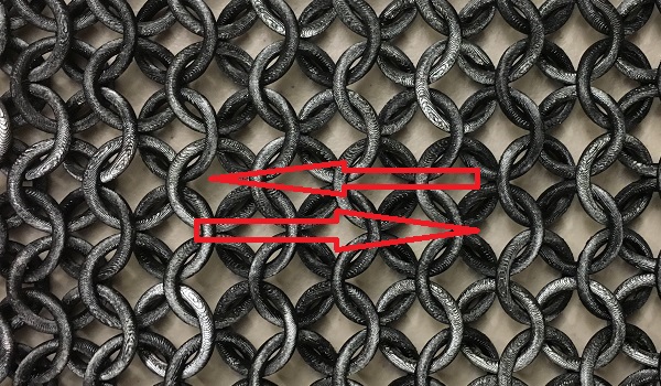 3D printed chainmail, stretched out, with arrows showing the direction of the rows.